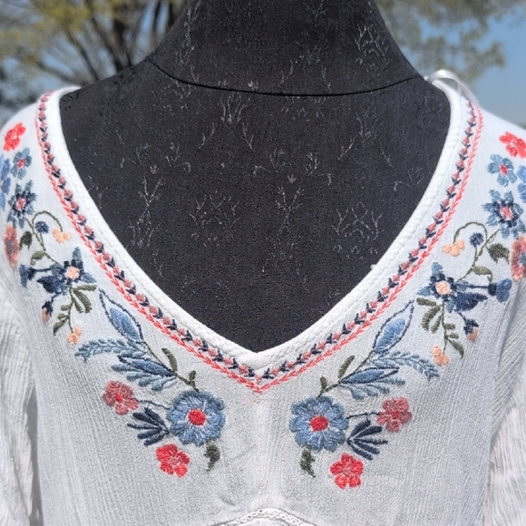 Knox Rose Floral Embroidered Women's Top - Picture 2 of 7